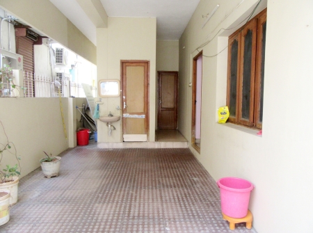 9) Li id 402 - Patients Bathrooms.jpg